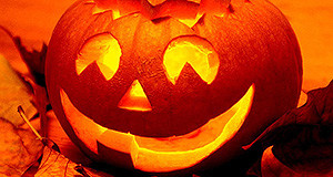 Zucca di Halloween illuminata di arancione