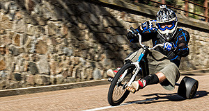 Atleta su Trike Drift in esibizione nella discesa di San Giorgio a Dlianova