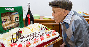 Foto del Signor Giuseppe Ignazio Boi che spegne la candelina dei suoi 106 anni - 7 Novembre 2013 - Dolianova - ParteollaClick