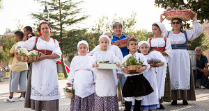 Foto di gruppo di donne e bambini di Barrali in abiti da lacoro con dei cesti di frutta e verdura in occasione di Sagrando a Barrali 2014 - Piazza del Popolo, Barrali - 13 Settembre 2014 - ParteollaClick