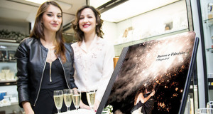 Giulia e Giada, le ParteollaClick Girls in posa con l'album Matrimoniale realizzato da Davide Pes e Salvatorangelo Piredda