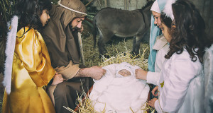 Foto di Gesù Bambino appena nato nella capanna alla Prima edizione del Presepe Vivente - Soleminis - 13 Dicembre 2015 - ParteollaClick