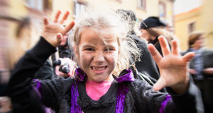 Foto di una bambina che emula una strega al Carnevale 2016 S'Attitidu e Giolzi - Bosa - 9 Febbraio 2016 - ParteollaClick